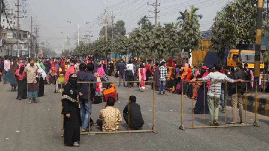 বকেয়া, বেতন, দাবি, সড়ক অবরোধ