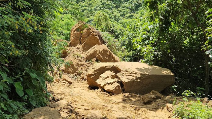 পাহাড় ধসে