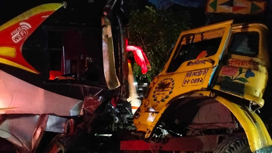 লোহাগাড়া ট্রাক