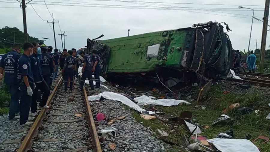 চলন্ত ট্রেন ট্রেন